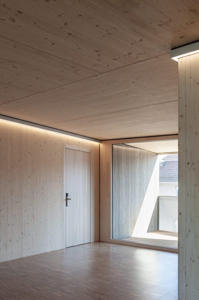 Helles Holzinterieur mit Fenster