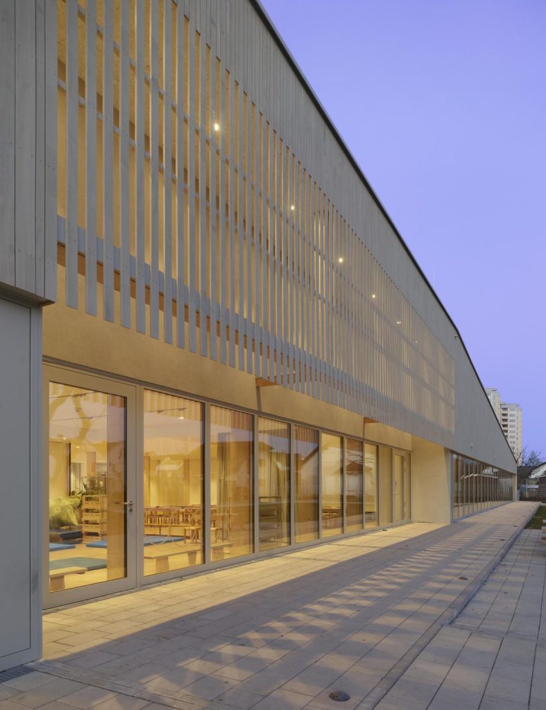 Moderne Architektur mit Holzverkleidung