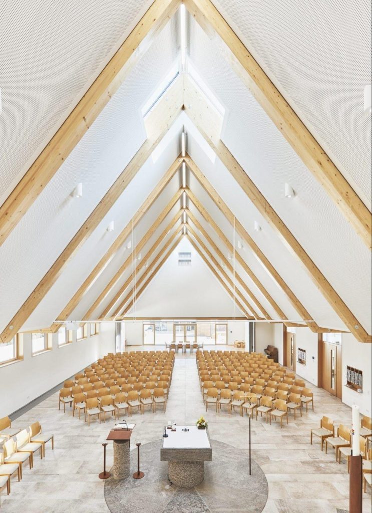 Moderne Kirche mit Holzständerwerk