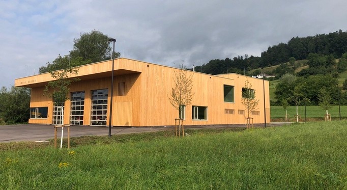 Holzgebäude in grüner Umgebung