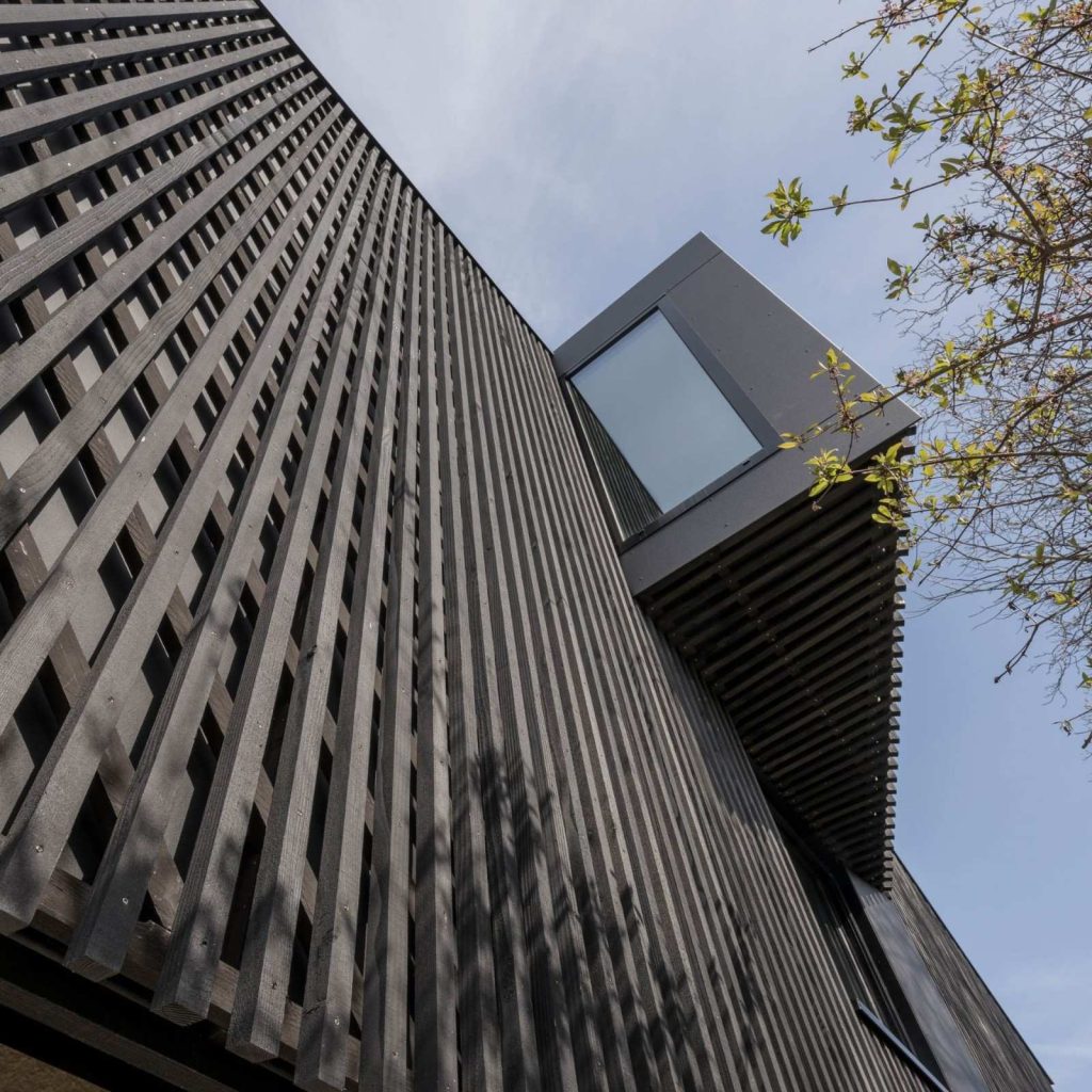 Moderne Architektur mit Holzleisten