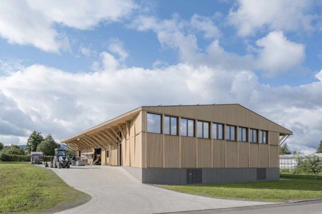 Moderne Holzgebäudefront unter Wolken