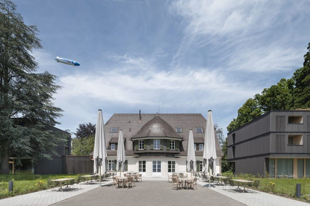 Gebäude mit Außenbereich und Luftschiff