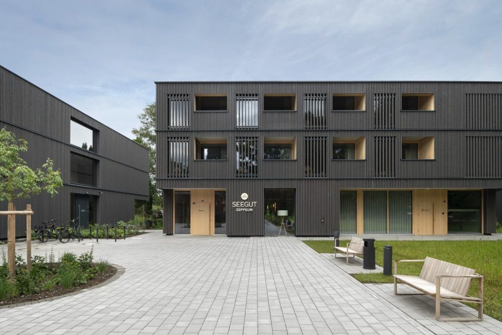 Moderne Gebäude mit Garten наличие