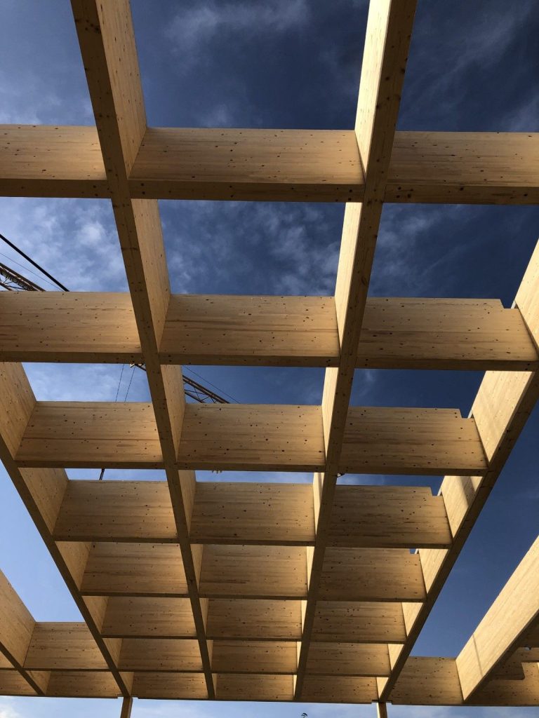 Holzstruktur mit Himmelshorizont