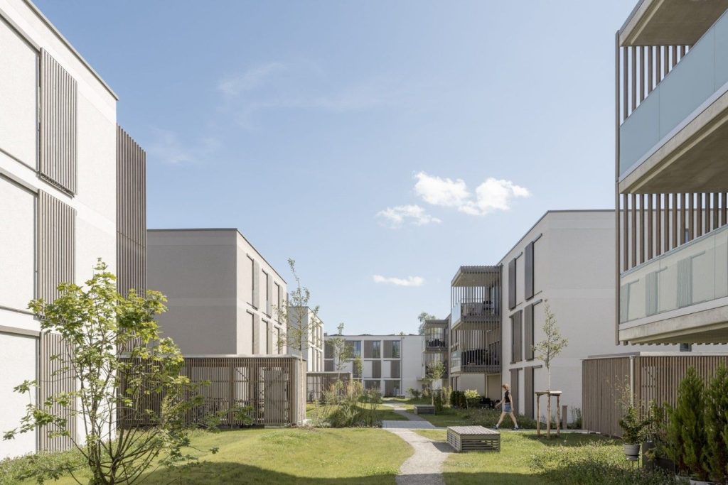 Moderne Wohnanlage mit Grünflächen
