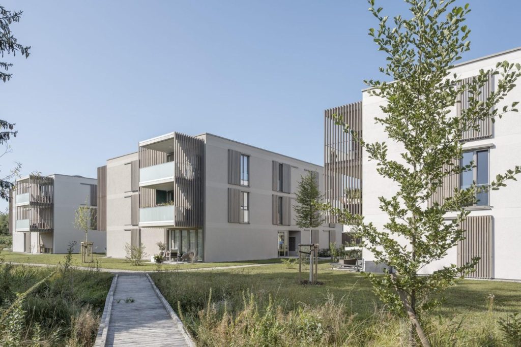 Moderne Wohnanlage mit Pflanzen