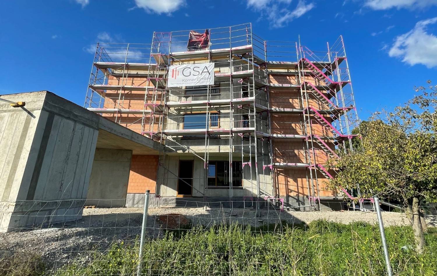 Baustelle mit Gerüst und Himmel